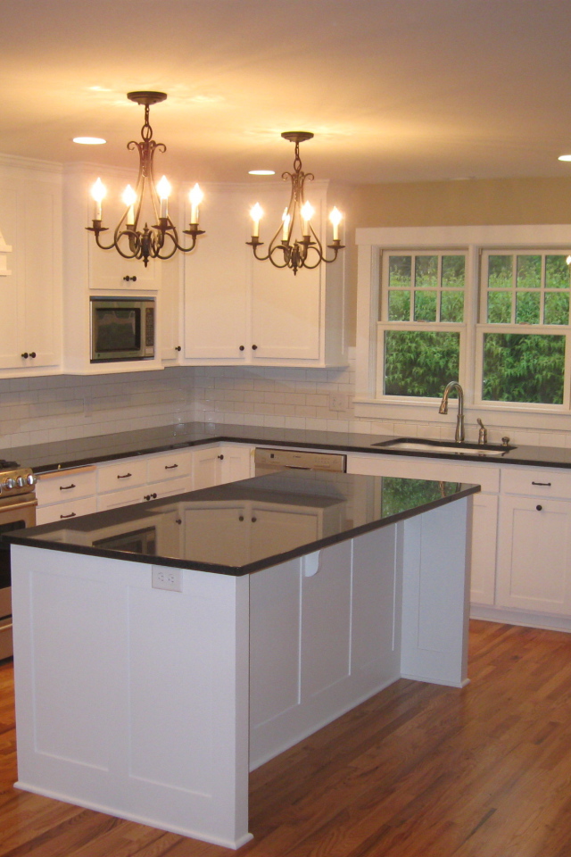 Яркие люстры на кухне