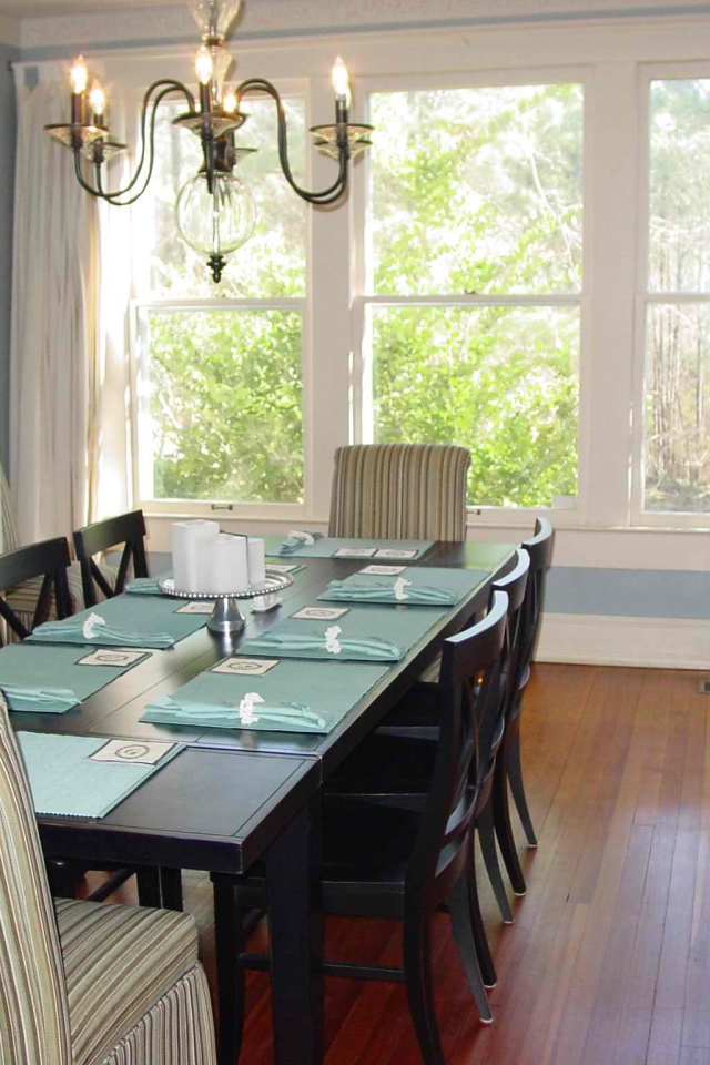 Светлая столовая в доме