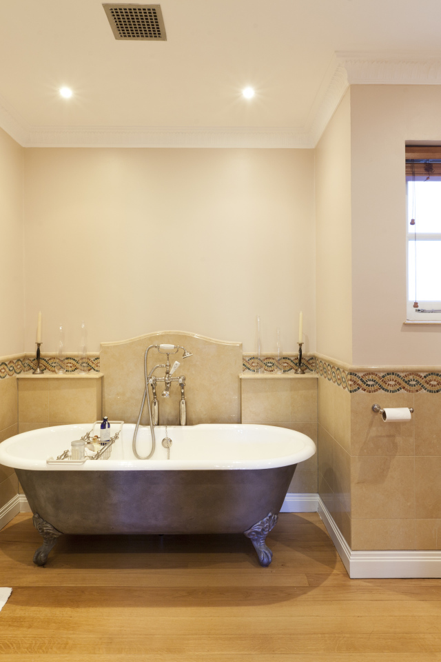 Яркое освещение в ванной