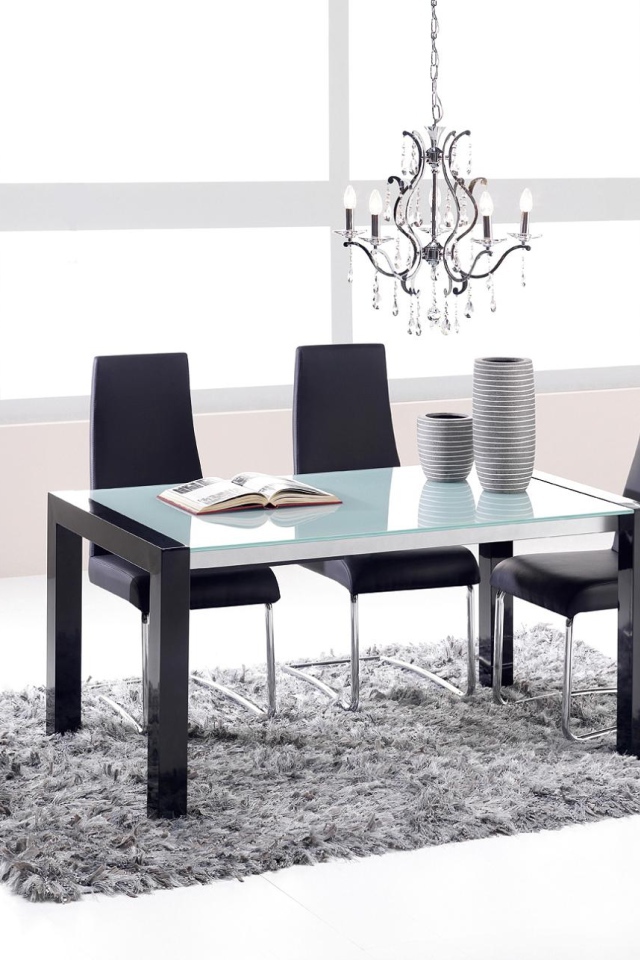 Яркая современная столовая