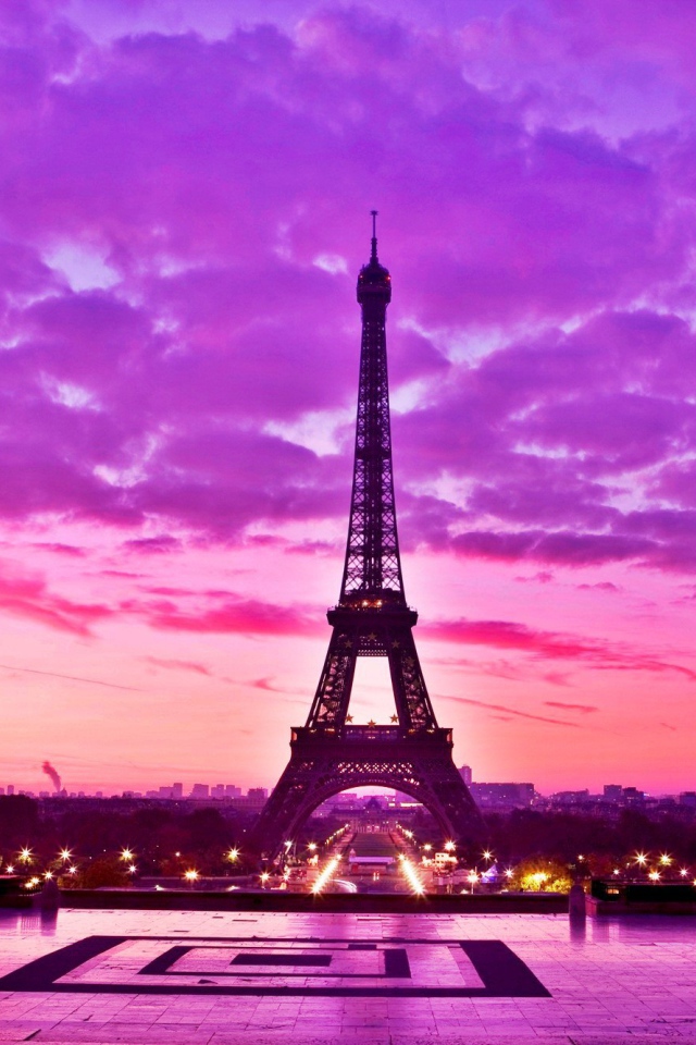 Bright picture of the Eiffel Tower