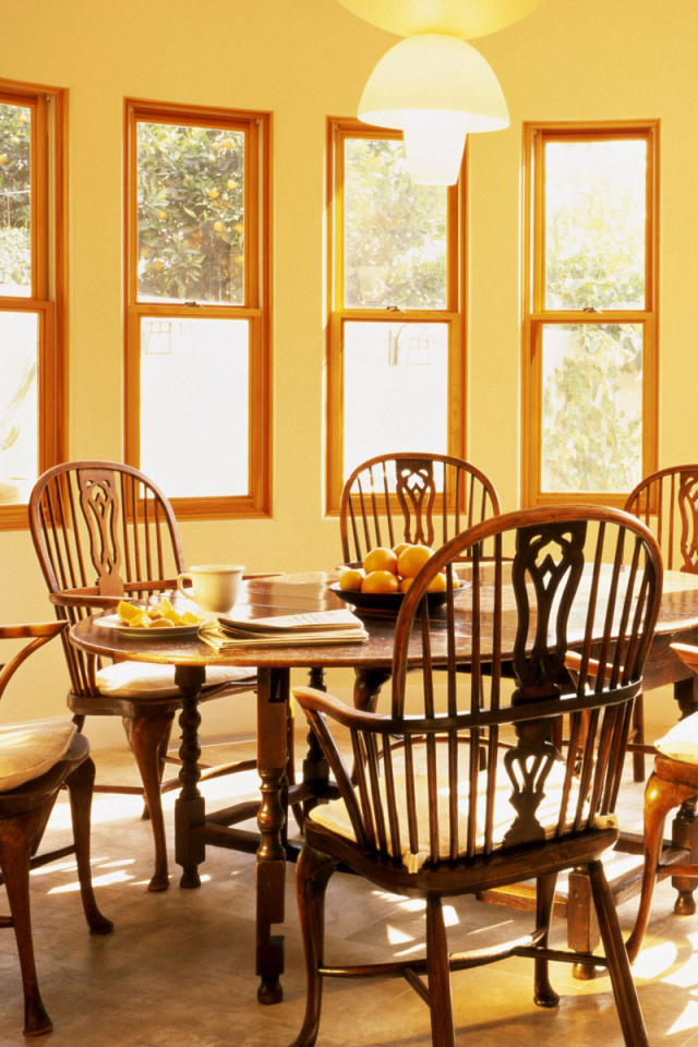 Солнечная яркая столовая