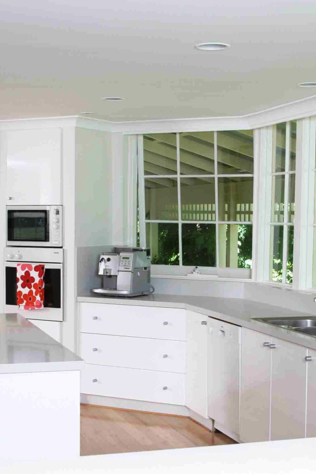 Ярко белая кухня
