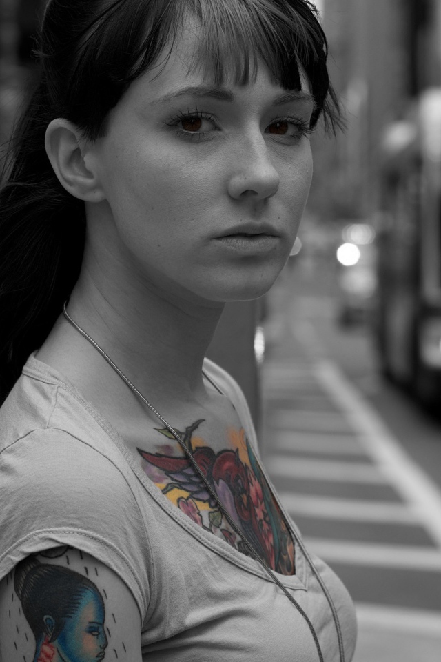 Кареглазая девушка с тату