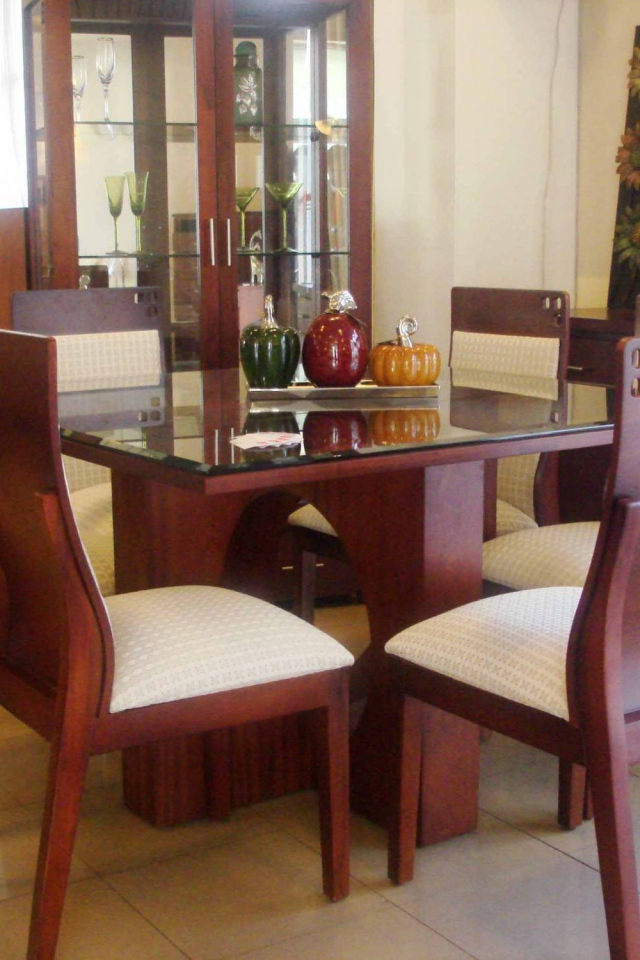 Коричневые стулья в столовой