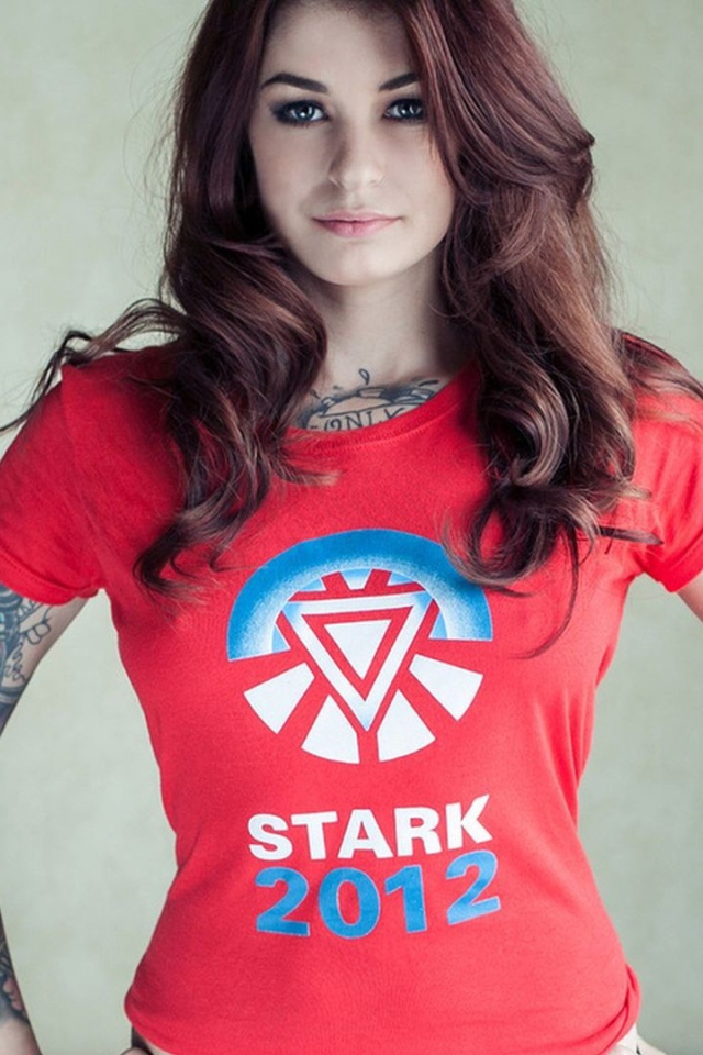 Шатенка с татуированными руками