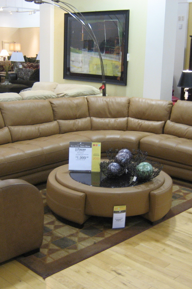 Кожаный коричневый диван в гостиной