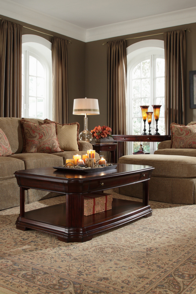 Коричневый диван в гостиной