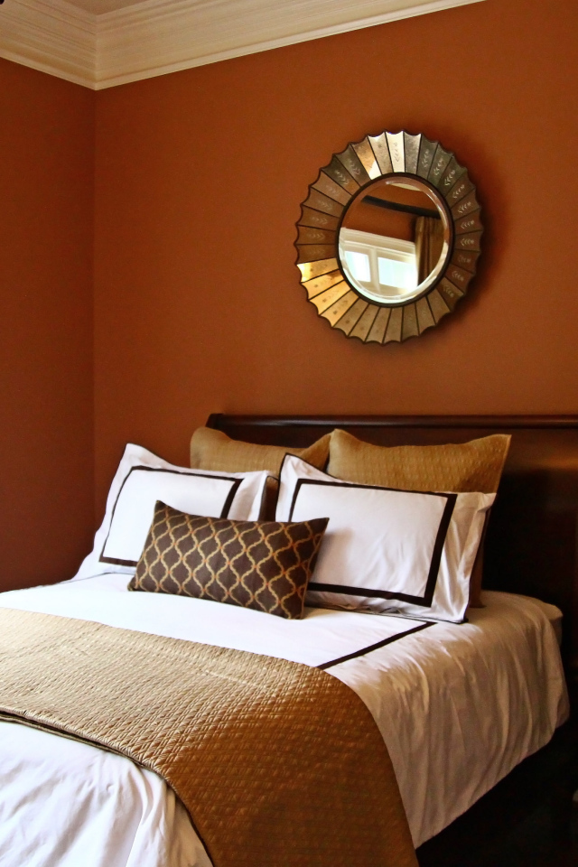 Коричневые стены в спальне