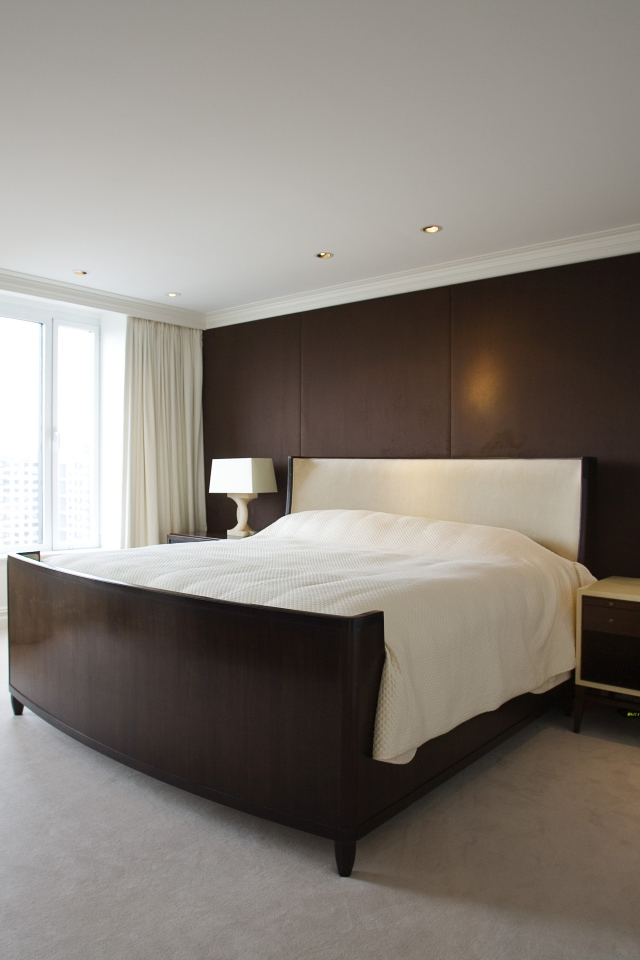 Коричневая стена в спальне