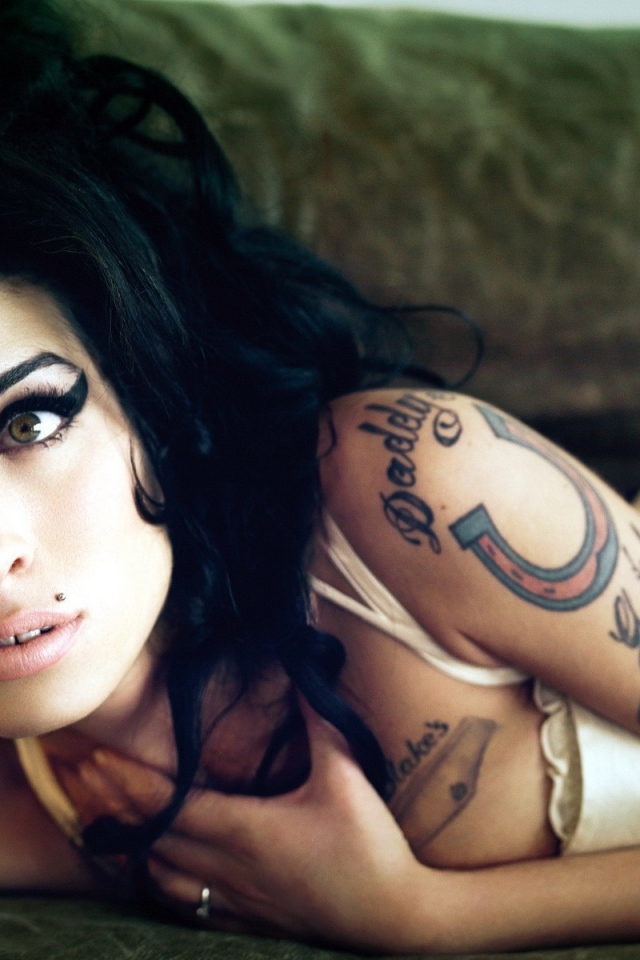 Девушка брюнетка с татуировкой