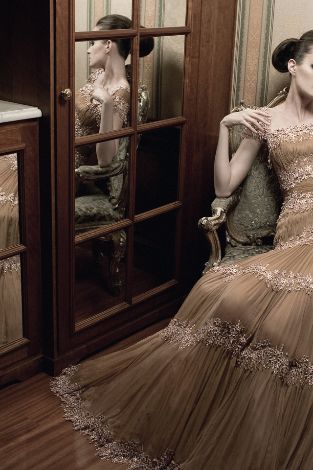 Брюнетка в шикарном платье