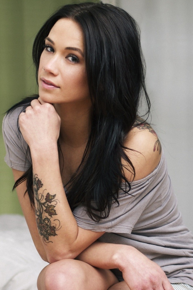 Брюнетка с тату на руке