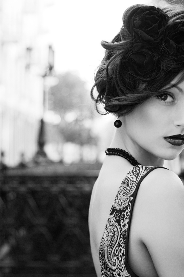 Брюнетка с тёмной помадой