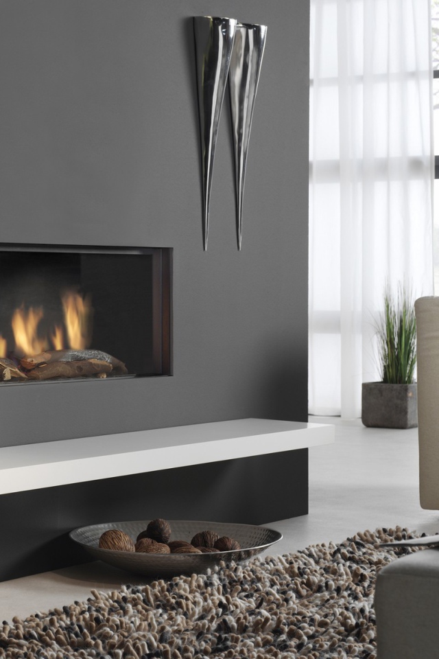 Горящий камин гостиной