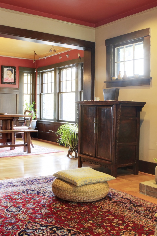 Горящий камин в гостиной