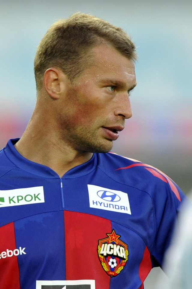 Защитник ЦСКА Василий Березуцкий на поле