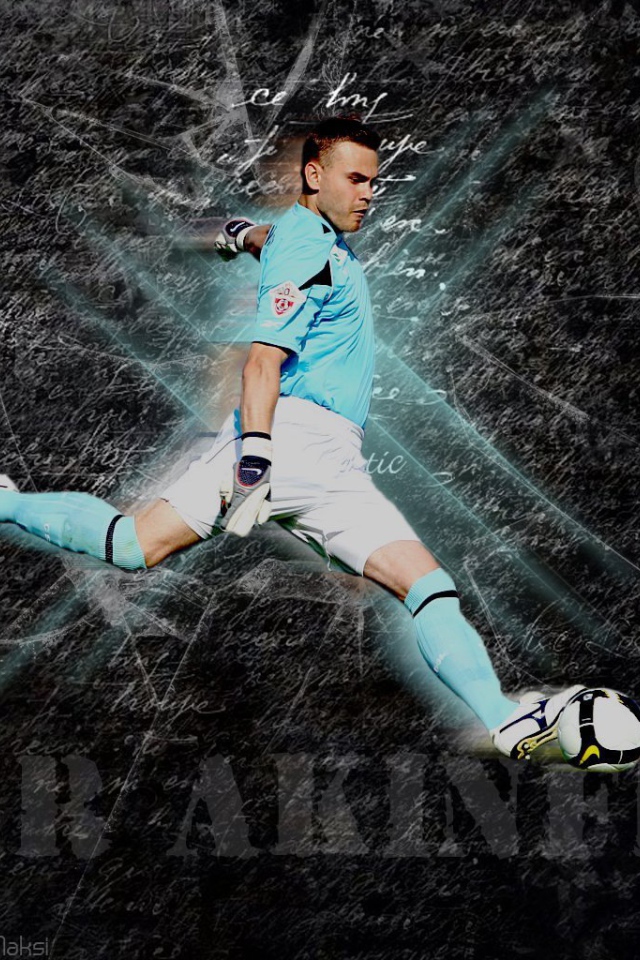 Вратарь ЦСКА Игорь Акинфеев с мячом