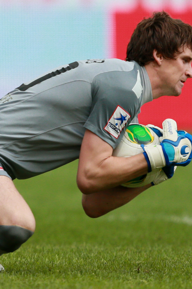 Пойманный мяч в руках вратаря Спартака Сергея Песьякова