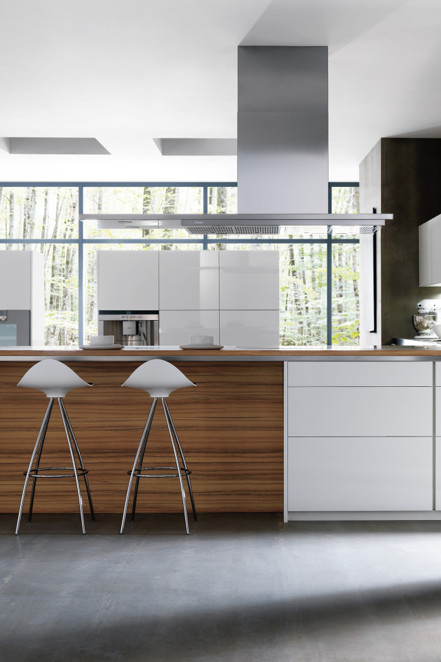 Стулья у стойки в кухне