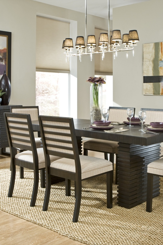 Люстра над столом в столовой