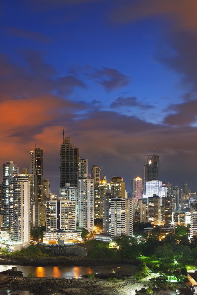 Город Панамы вечером