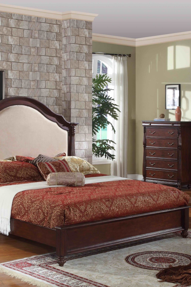 Классическая кровать в спальне