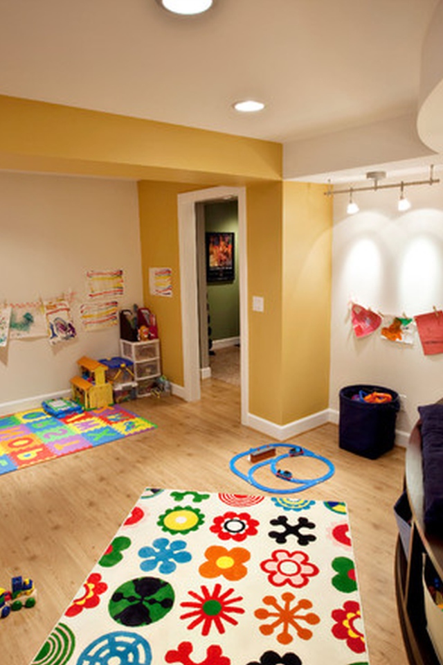Пестрые коврики на полу в детской