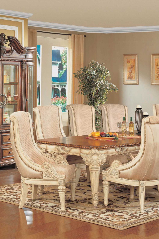 Кресла кремового цвета в столовой