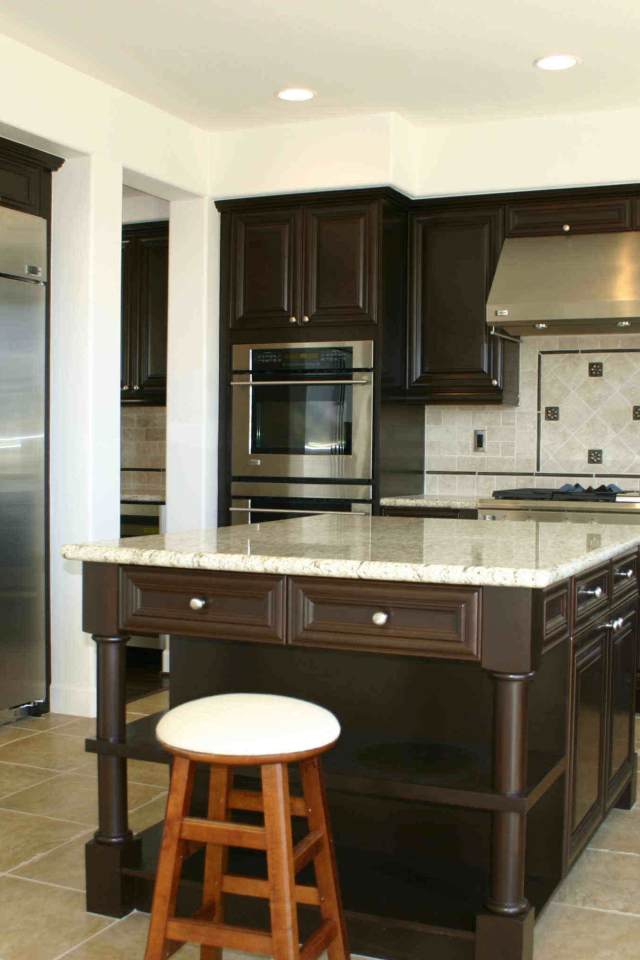 Темно коричневая мебель на кухне