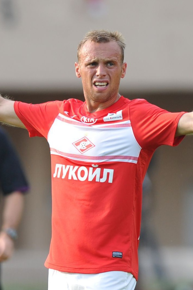 Денис Глушаков полузащитник Спартака в игре