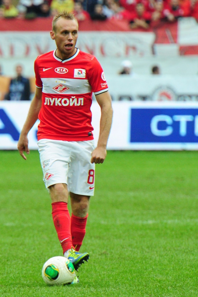 Денис Глушаков полузащитник Спартака с мячом