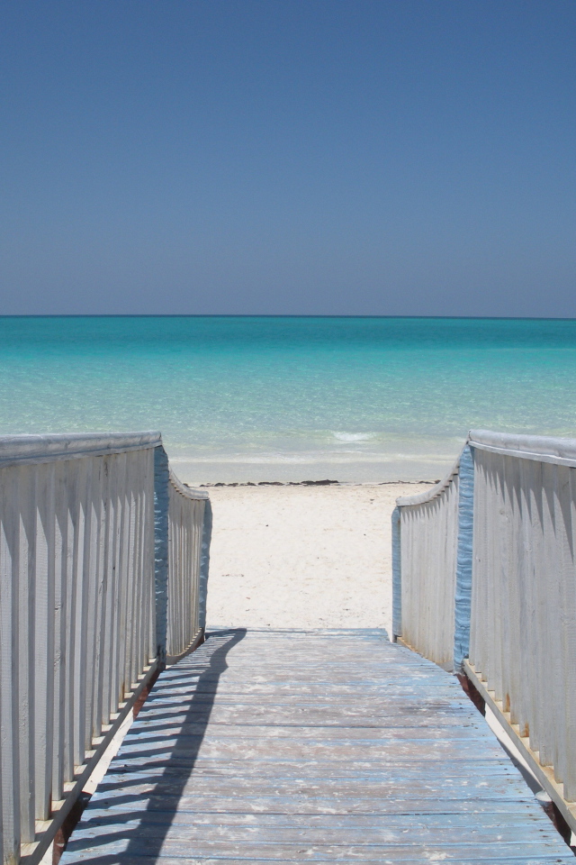 Спуск на пляж на курорте Кайо Гильермо, Куба