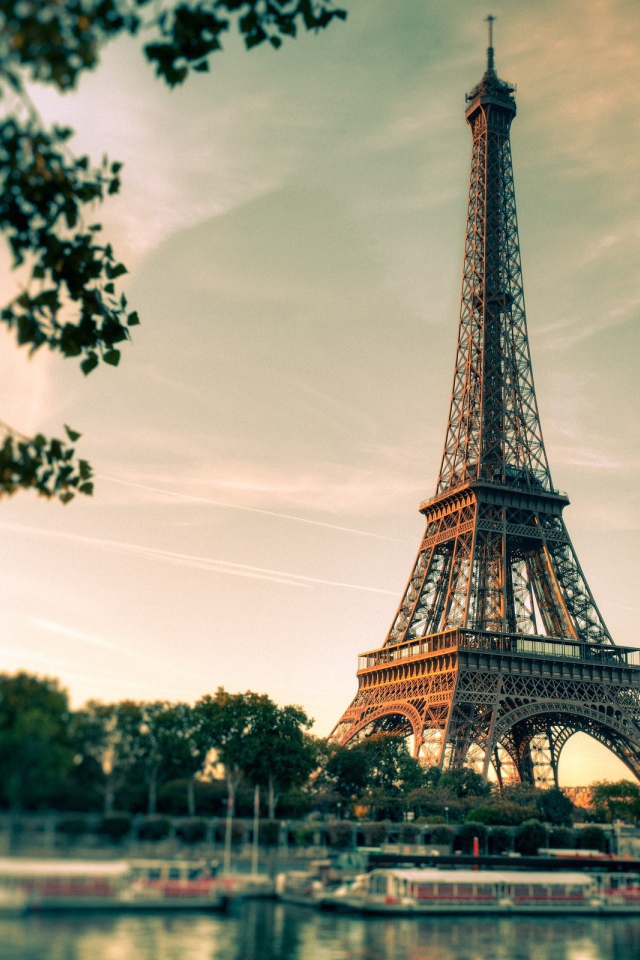 Безлюдный Париж и Эйфелева башня