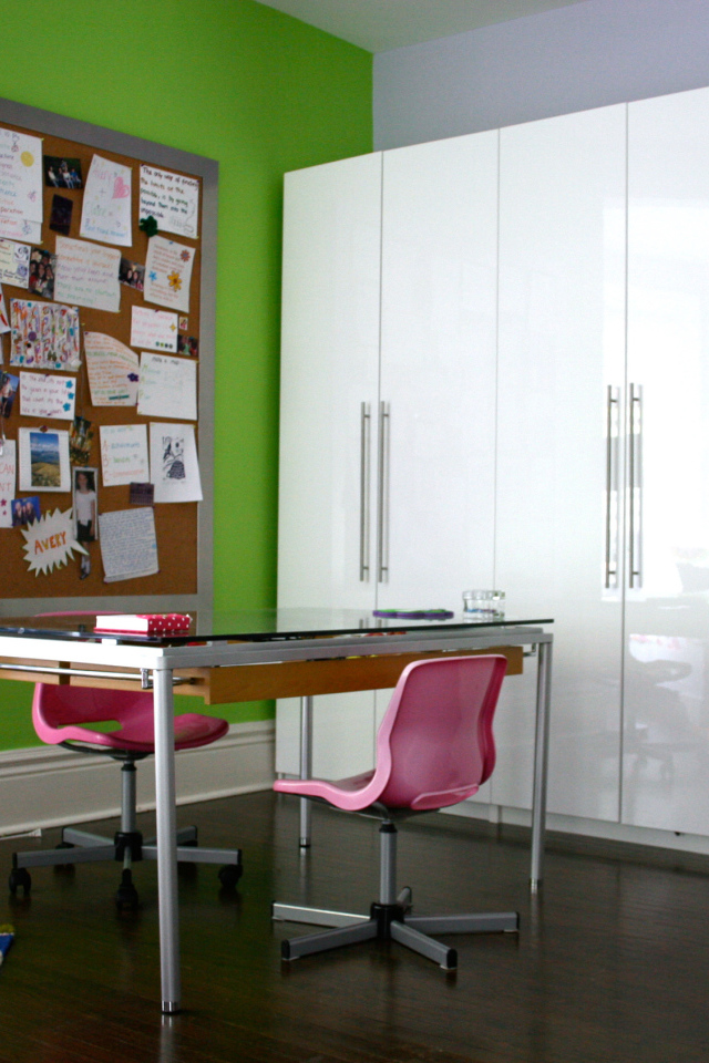 Рабочий стол в детской комнате