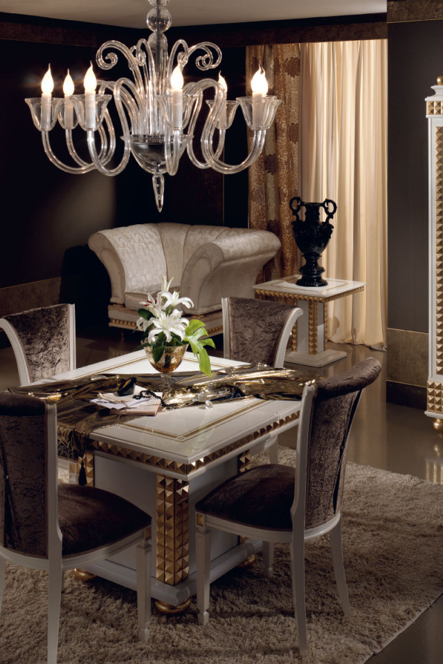 Столовая оформлена в темных тонах