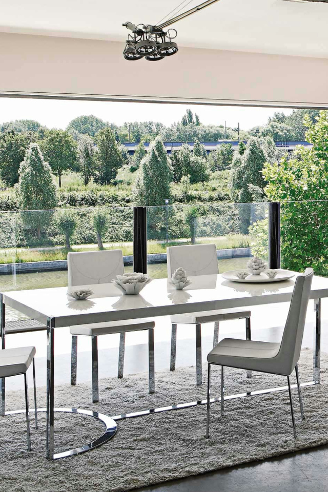 Столовая на балконе