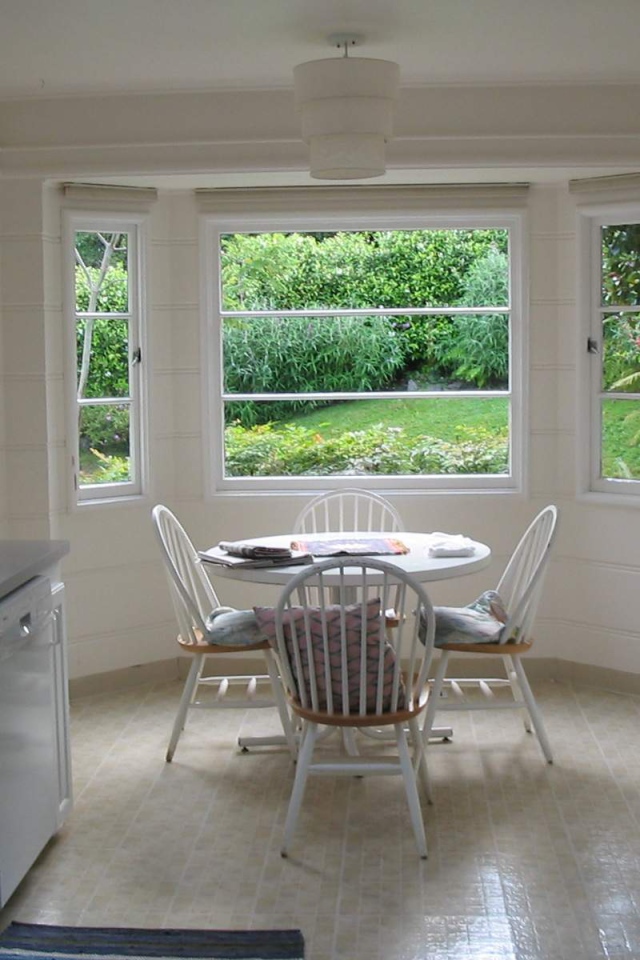 Окна столовой выходят в сад