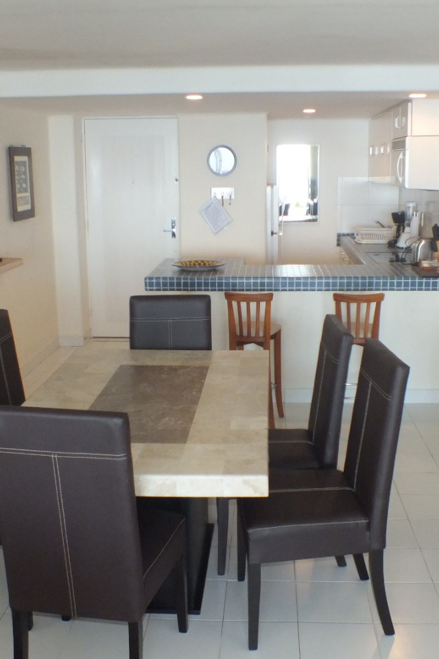 Столовая совмещенная с кухней