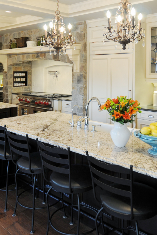 Обеденный стол в кухне