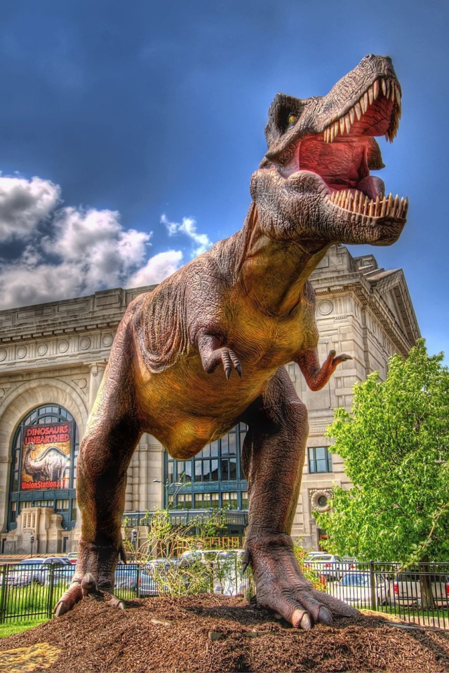 Скульптура динозавра у музея
