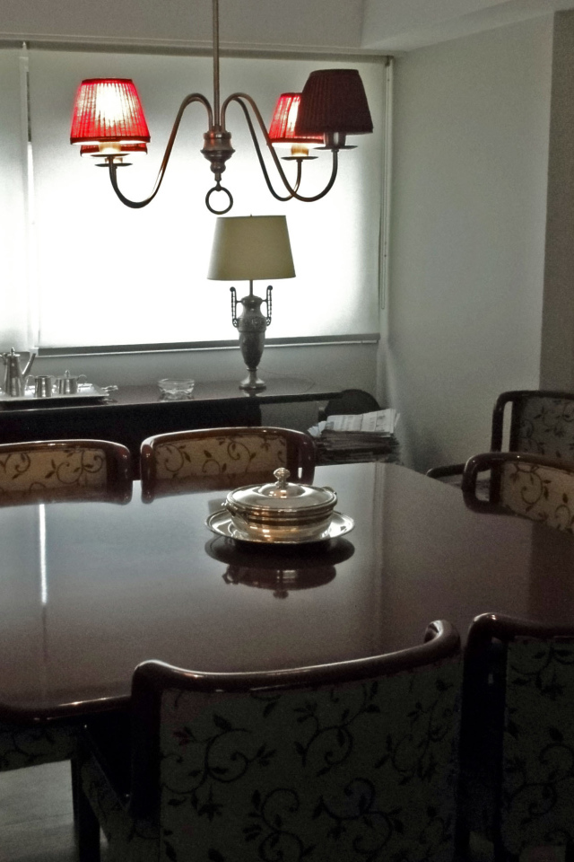 Блюдо на столе в столовой