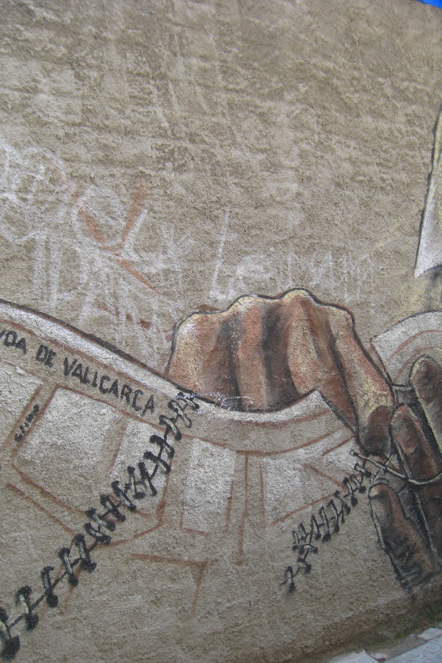 Рисунок мужчины в очках на стене