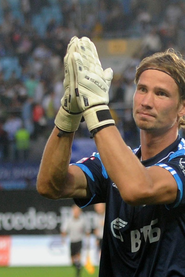 Антон Шунин вратарь Динамо приветствует болельщиков