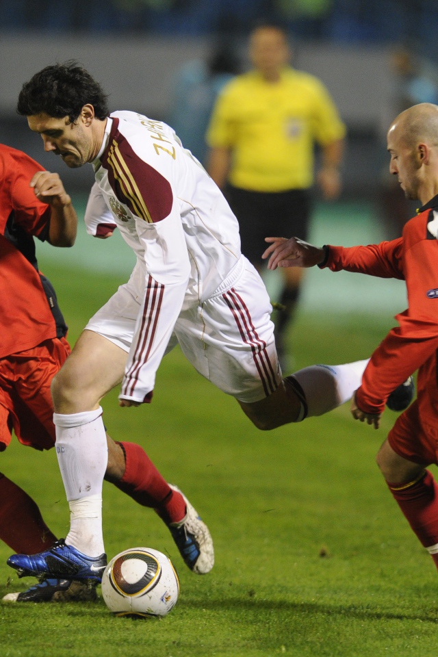 Полузащитник Динамо Юрий Жирков среди соперников