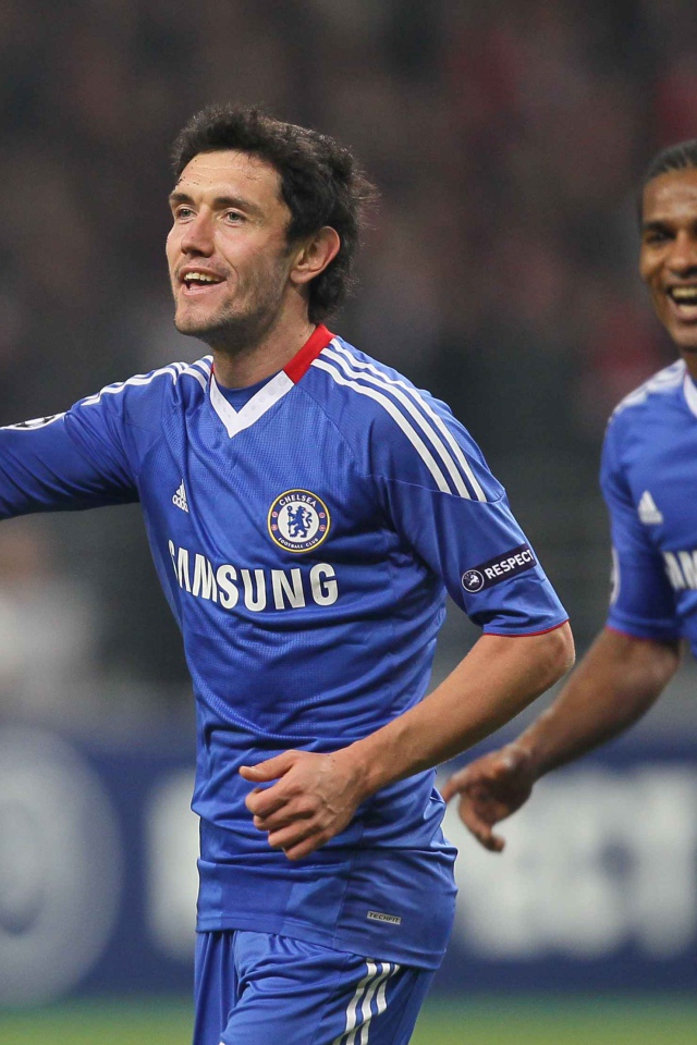 Полузащитник Динамо Юрий Жирков бежит по полю