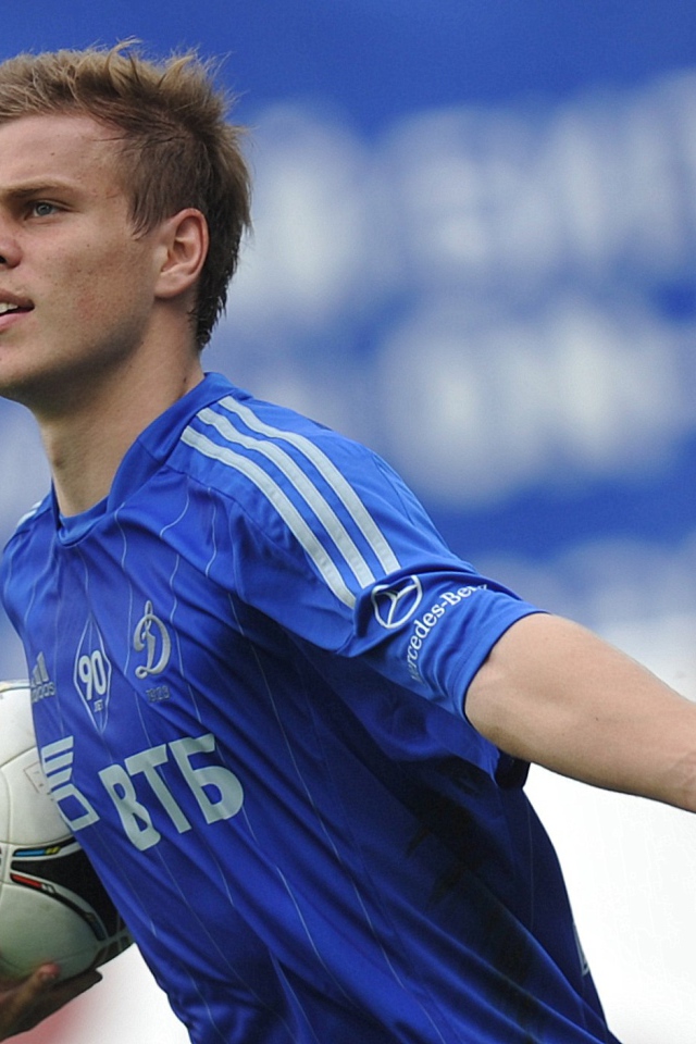 Нападающий Динамо Александр Кокорин с мячом