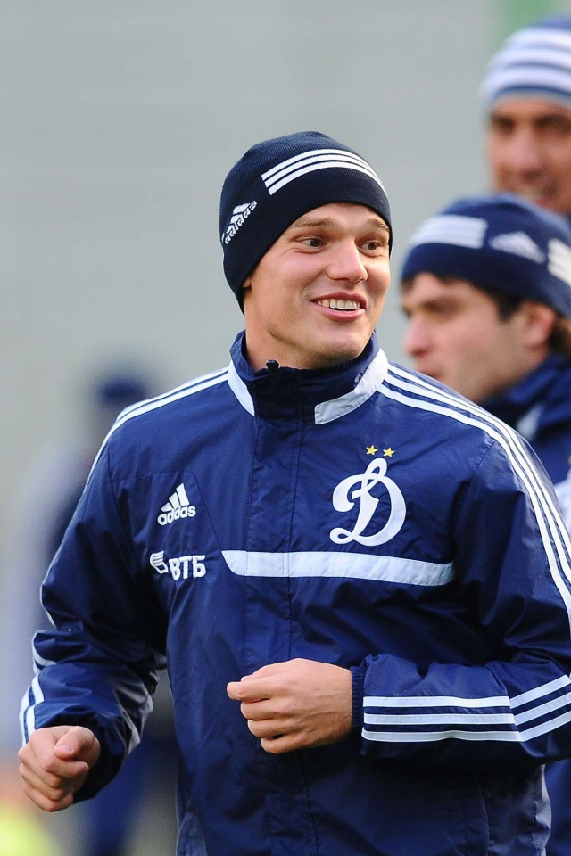 Нападающий Динамо Александр Кокорин с коллегами