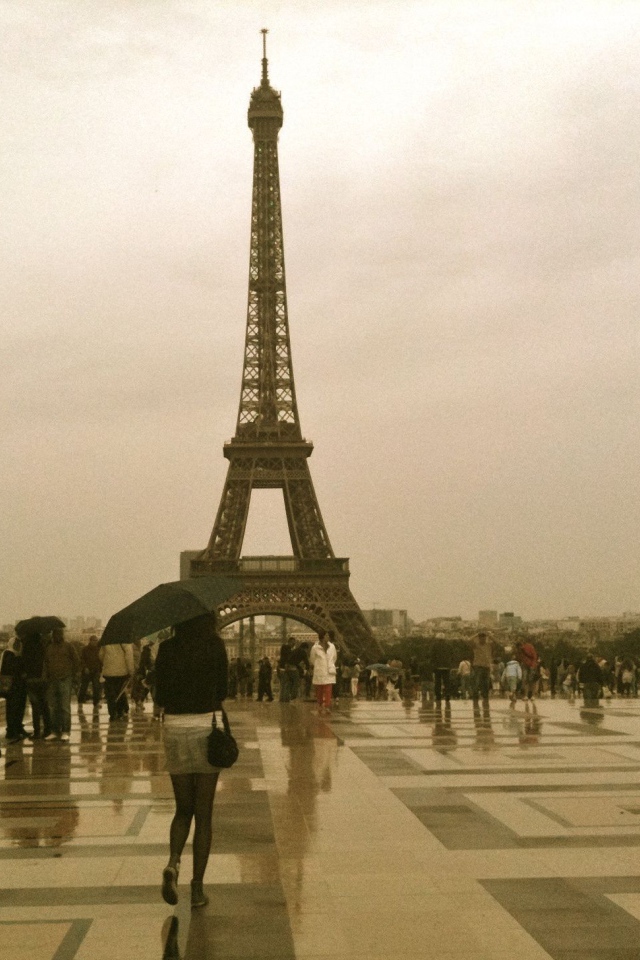 Эйфелева башня под проливным дождём