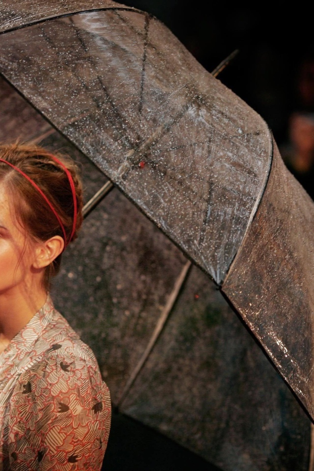 Эмма Уотсон с зонтом